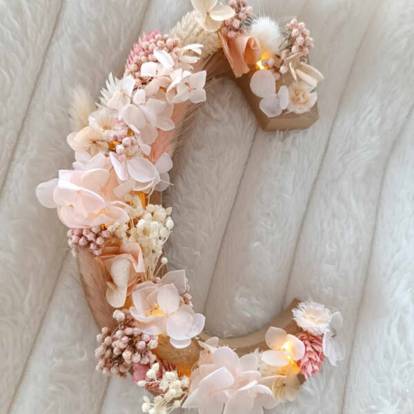 Lettre fleurie ivoire pêche, rose clair