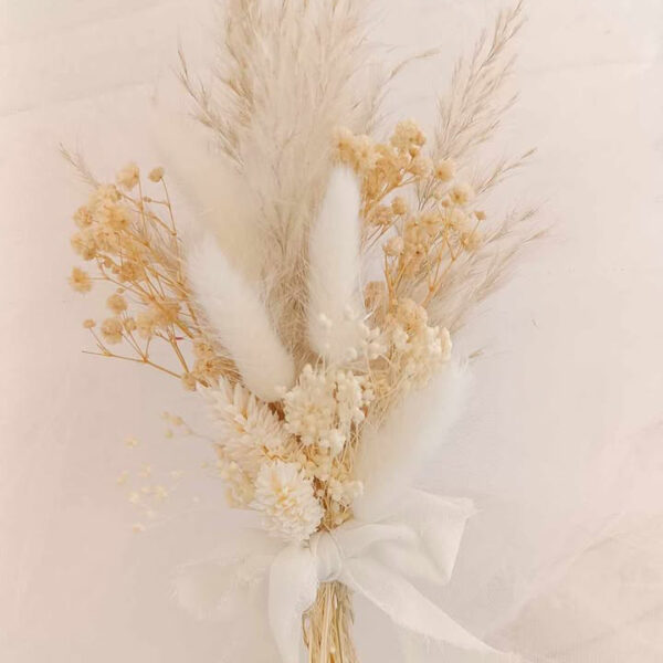 Mini bouquet de fleurs séchées beige et blanc avec ruban mousseline pour mariage
