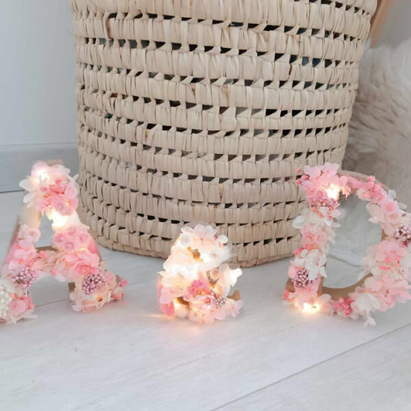 lettre en bois lumineuse décorée de fleurs séchées rose pour mariage et décoration table de mariée