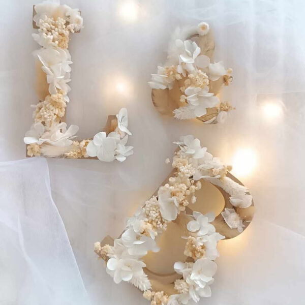 lettre en bois lumineuse décorée de fleurs séchées blanc et beige pour mariage et décoration table de mariée