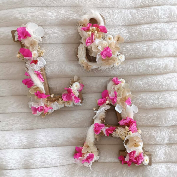 lettre en bois décorée de fleurs séchées rose et blanc pour mariage et décoration table de mariée