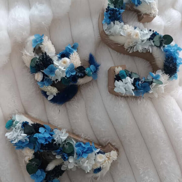 lettre en bois décorée de fleurs séchées bleu nuit pour mariage et décoration table de mariée