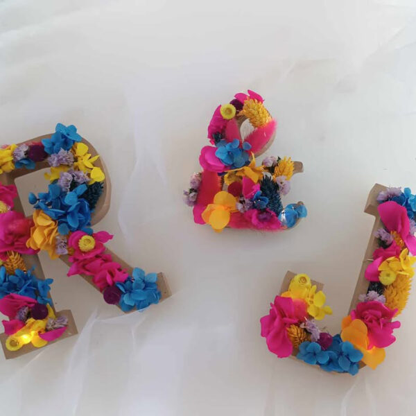 lettre en bois décorée de fleurs séchées fuchsia jaune et bleu pour mariage et décoration table de mariée