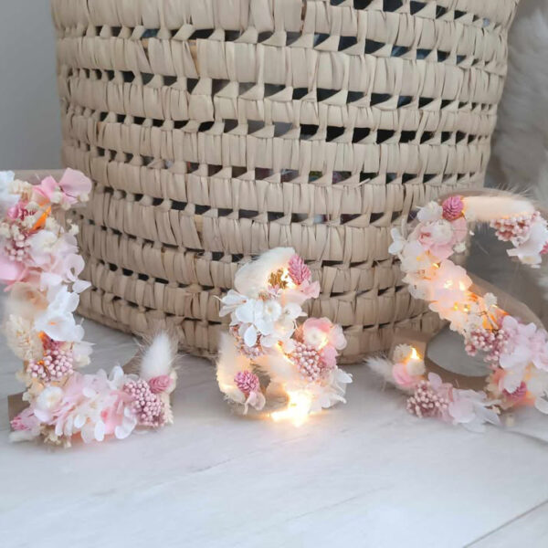 lettre en bois lumineuse décorée de fleurs séchées rose et blanc pour mariage et décoration table de mariée