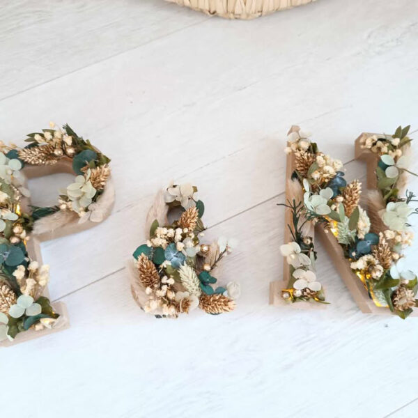 lettre en bois décorée de fleurs séchées vert et or pour mariage et décoration table de mariée