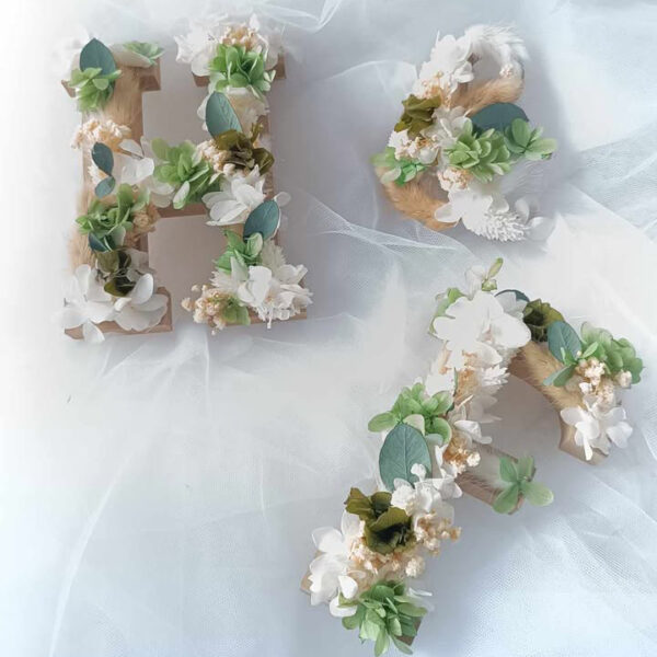 lettre en bois décorée de fleurs séchées vert pour mariage et décoration table de mariée