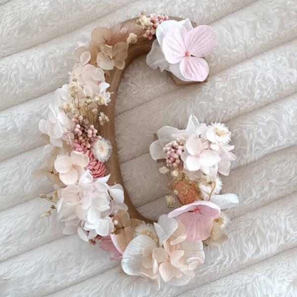 Lettre fleurie rose poudré, beige