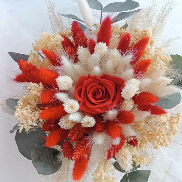 Bouquet de mariée en fleurs séchées de couleur rouge et blanc pour mariage