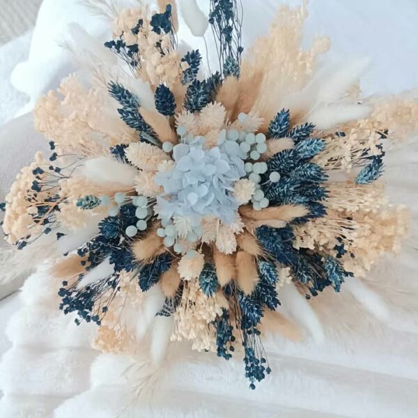 bouquet de la mariée en fleurs séchées bleu nuit et blanc