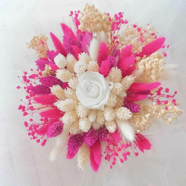 Bouquet de mariée en fleurs séchées de couleur rose fuchsia et blanc