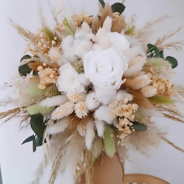 Bouquet de mariée en fleurs séchées de couleur vert et blanc pour mariage