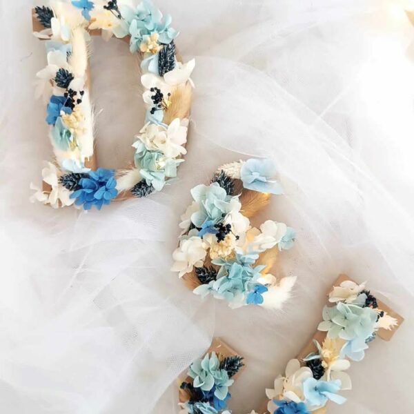 lettre en bois décorée de fleurs séchées pour mariage et décoration table de mariée