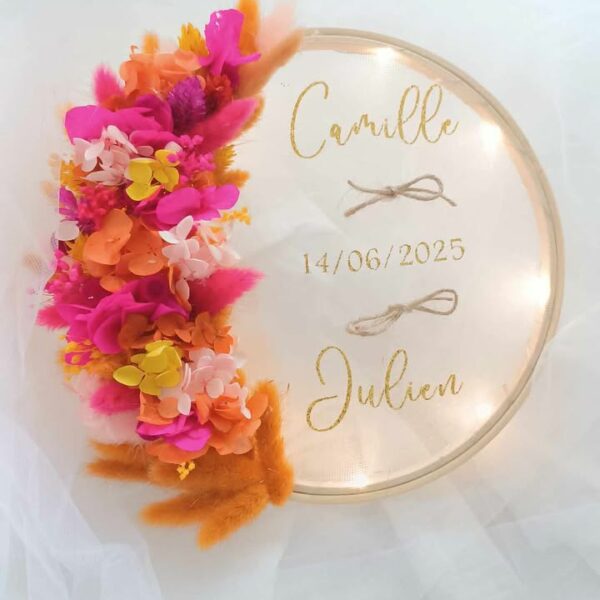 porte alliance en fleurs séchées pour cérémonie mariage de couleur fuchsia orange et jaune