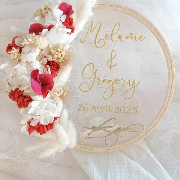porte alliance en fleurs séchées pour mariage avec prénom et date
