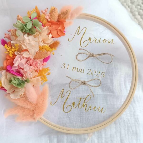 porte alliance en fleurs séchées pour mariage avec prénom et date