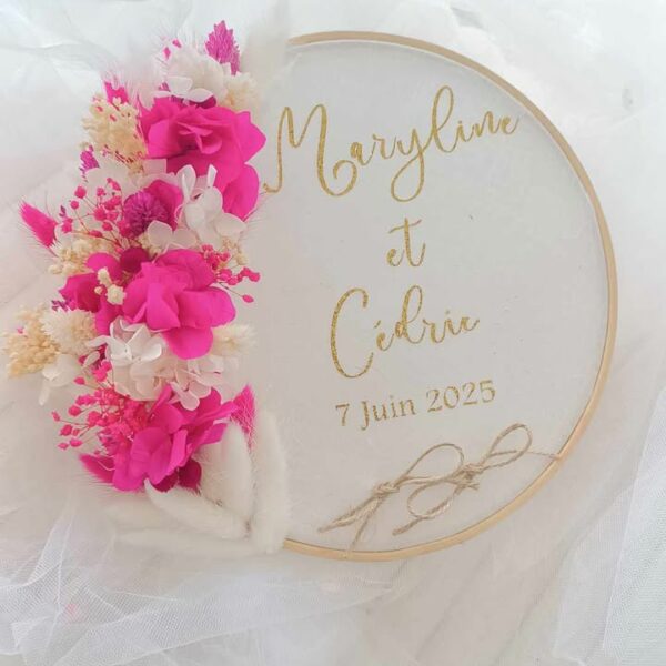 porte alliance en fleurs séchées pour mariage de couleurs fuchsia rose et blanc