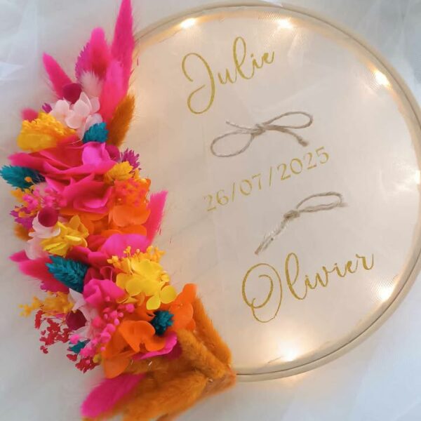 porte alliance en fleurs séchées pour mariage avec prénom et date
