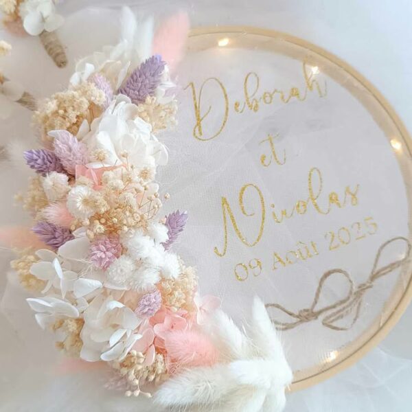 porte alliance en fleurs séchées pour mariage avec prénoms et date