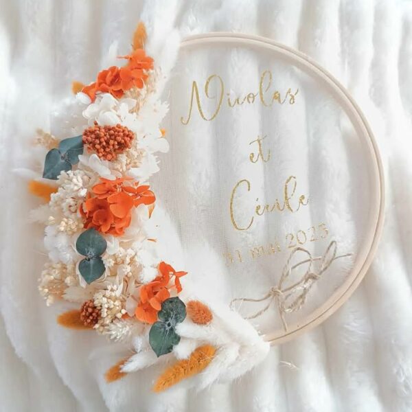 porte alliance en fleurs séchées pour mariage avec prénoms et date