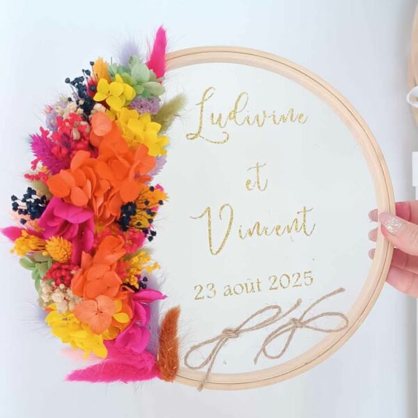 porte alliance en fleurs séchées pour mariage coloris parme et peche