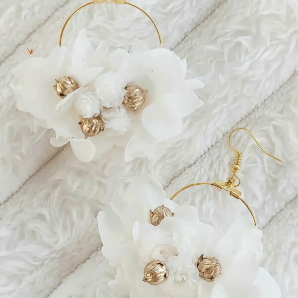 boucles d'oreilles en fleurs séchées blanc et or
