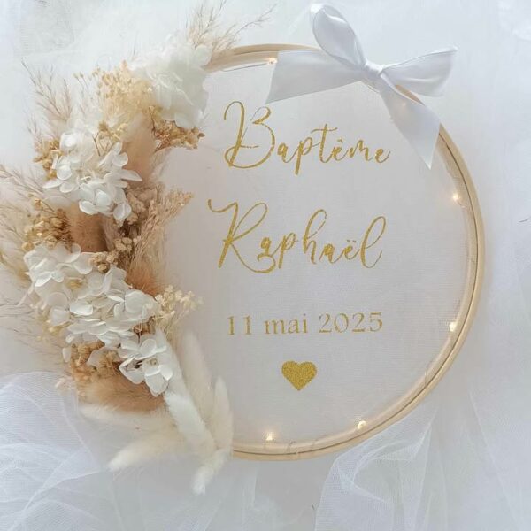 couronne en fleurs séchées avec prénom enfant pour baptême