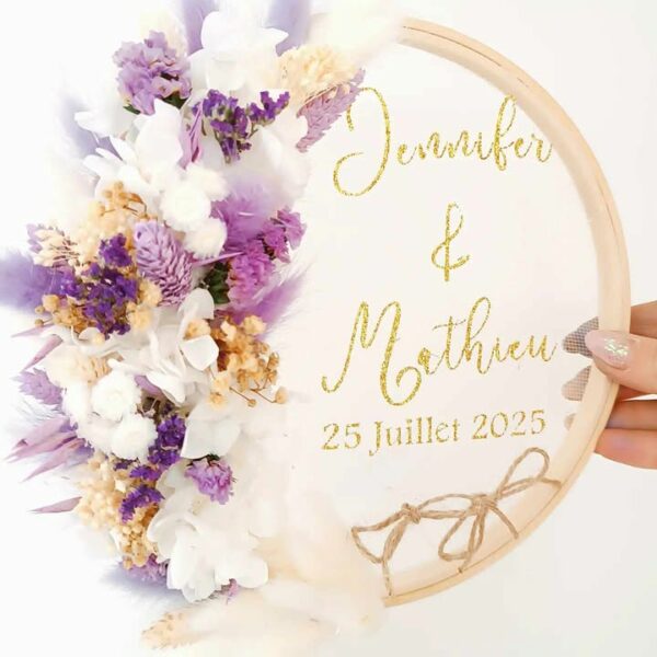 porte alliance en fleurs séchées pour mariage avec prénoms personnalisés