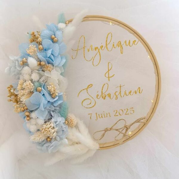 porte alliance en fleurs séchées pour mariage avec prénoms personnalisés