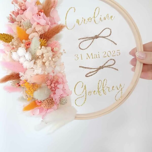porte alliance en fleurs séchées pour mariage avec prénoms personnalisés