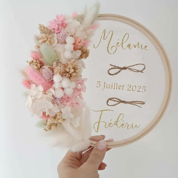 porte alliance en fleurs séchées pour mariage avec prénoms personnalisés