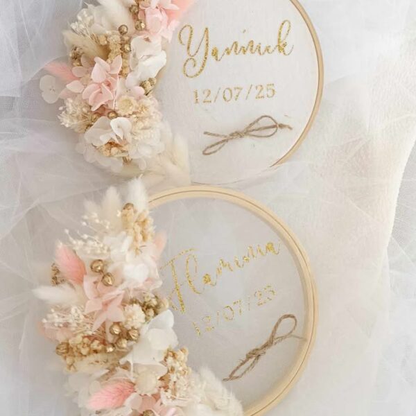 porte alliance pour support bague de mariage avec prénom à personnaliser en fleurs séchées