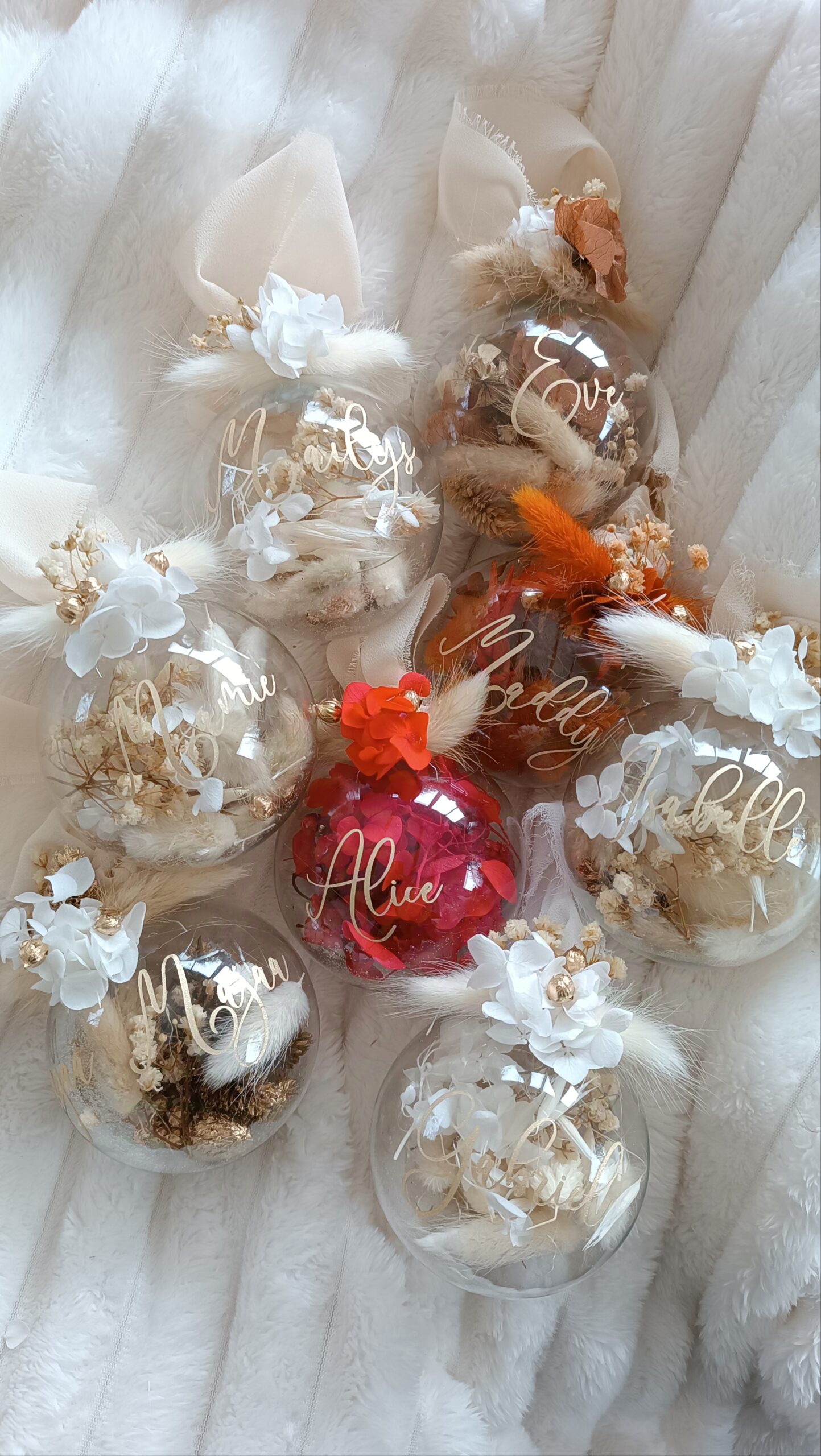 boule de noel en fleurs séchées. Boule de Noël en verre personnalisée avec prénom, remplie de fleurs séchées naturelles et décorée sur le dessus, idéale pour embellir le sapin et apporter une touche festive et élégante. Décoration de sapin de Noël originale, boule personnalisée en verre avec prénom gravé, contenant des fleurs séchées colorées, parfaite pour une ambiance chaleureuse et authentique. Boule de Noël artisanale en verre, personnalisable avec prénom, garnie de fleurs séchées à l’intérieur, un ornement raffiné pour sapin de Noël et décoration festive de fin d’année. Boue de noël pour mon 1er noël, joyeux noël , belles fêtes de fin d'année, cadeau à personnaliser, idée cadeau fait main à personnaliser avec prénom ou meesage. Ornement de Noël en verre transparent, boule personnalisée avec prénom et fleurs séchées, une décoration unique et naturelle pour sapin de Noël traditionnel ou moderne. Merry Christmas