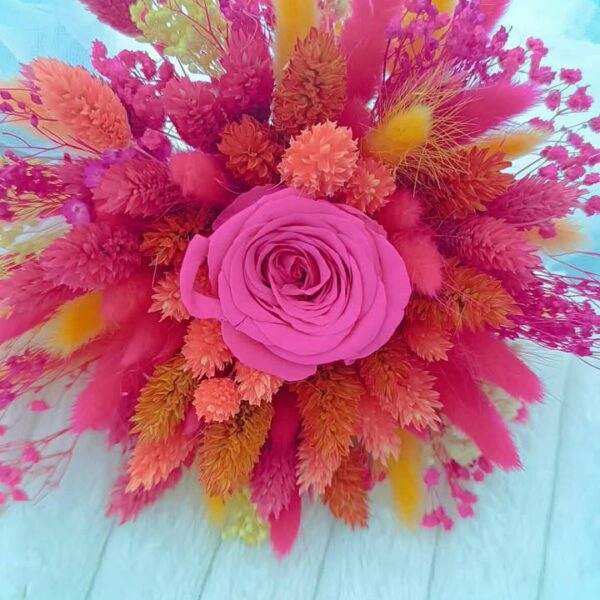 bouquet de mariage en fleurs séchées avec rose éternelle fuschia et orange
