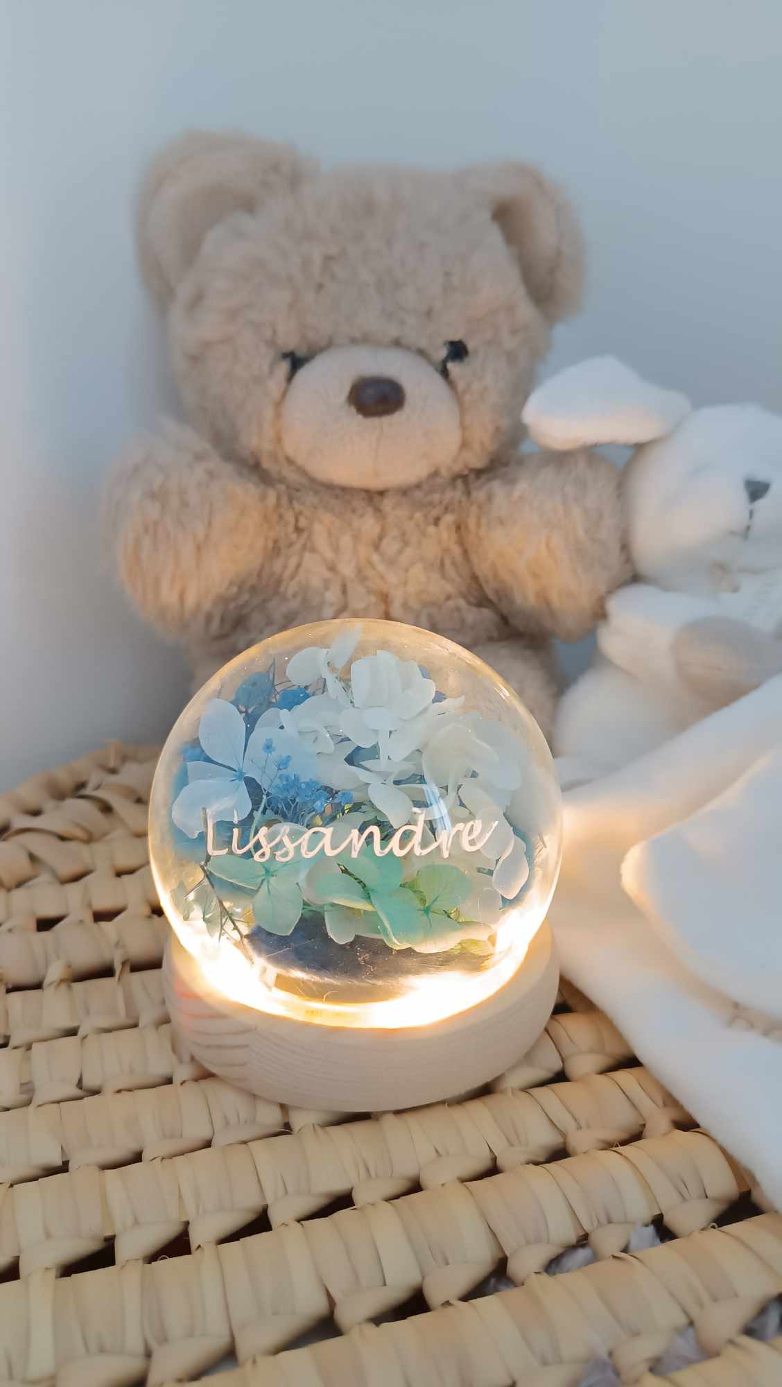 Veilleuse personnalisée, veilleuse en verre, veilleuse prénom enfant, fleurs séchées, décoration chambre enfant, cadeau naissance, lumière douce, veilleuse unique, cadeau personnalisé, veilleuse design.