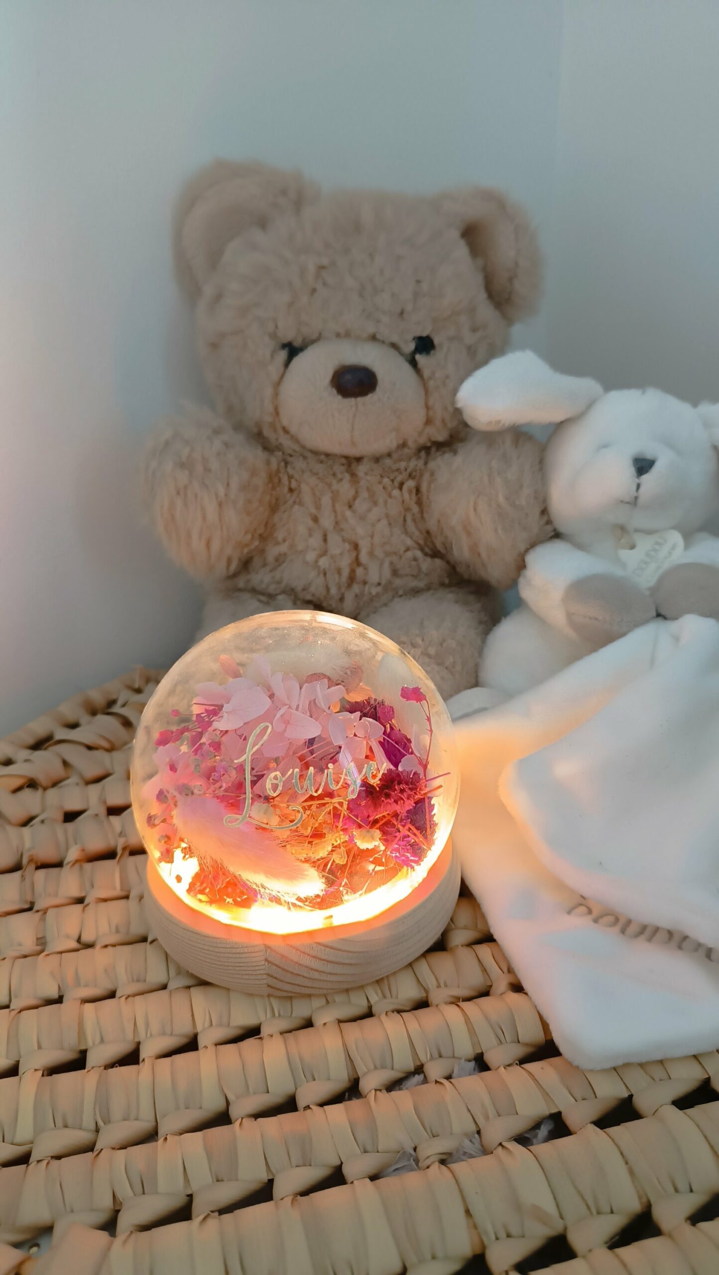 Veilleuse enfant bébé - La dormeuse lumineuse en fleurs séchées rose – Image 6
