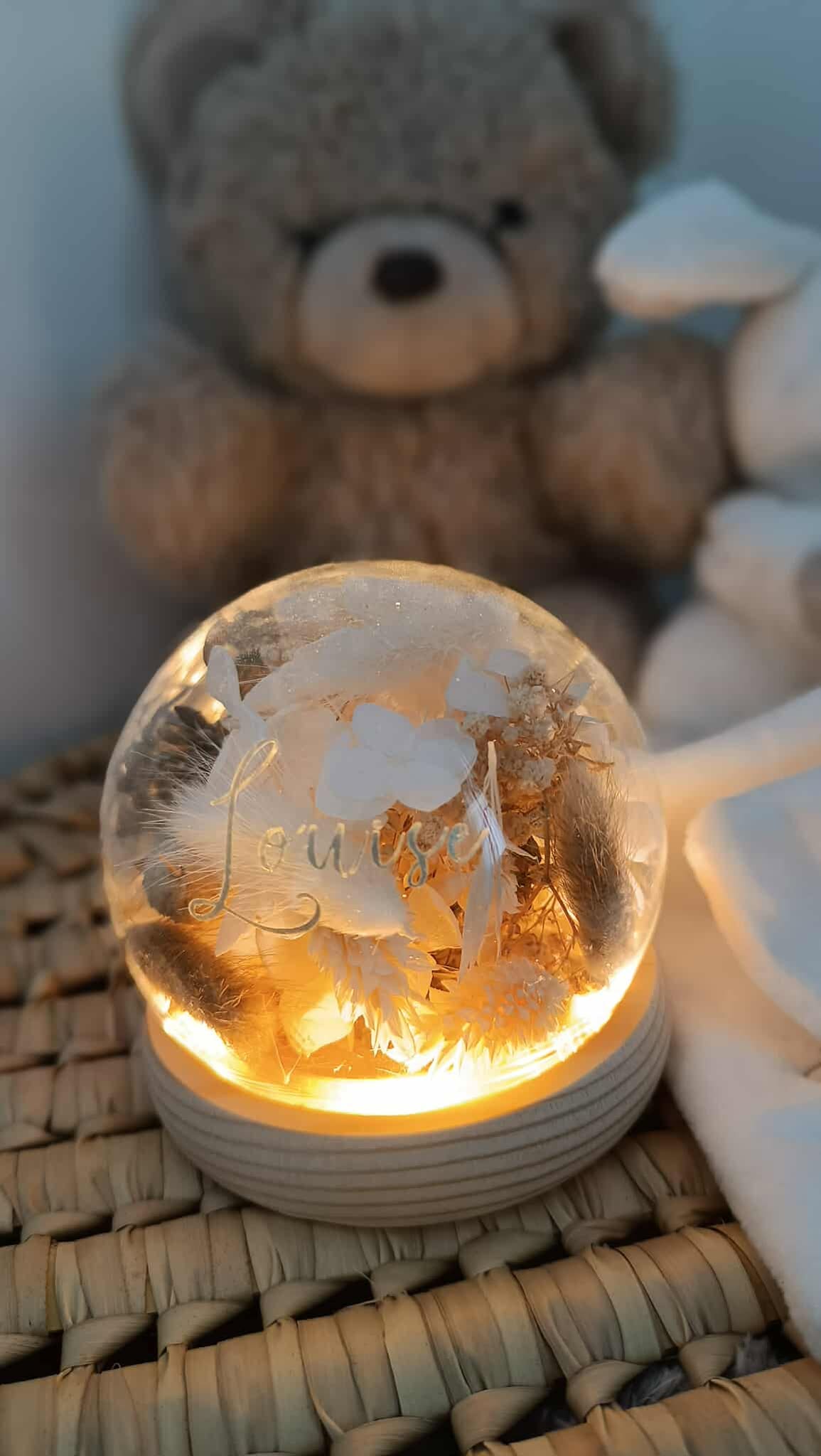 Veilleuse personnalisée, veilleuse en verre, veilleuse prénom enfant, fleurs séchées, décoration chambre enfant, cadeau naissance, lumière douce, veilleuse unique, cadeau personnalisé, veilleuse design.