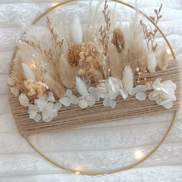 Couronne murale décorative en fleurs séchées blanc et or avec corde