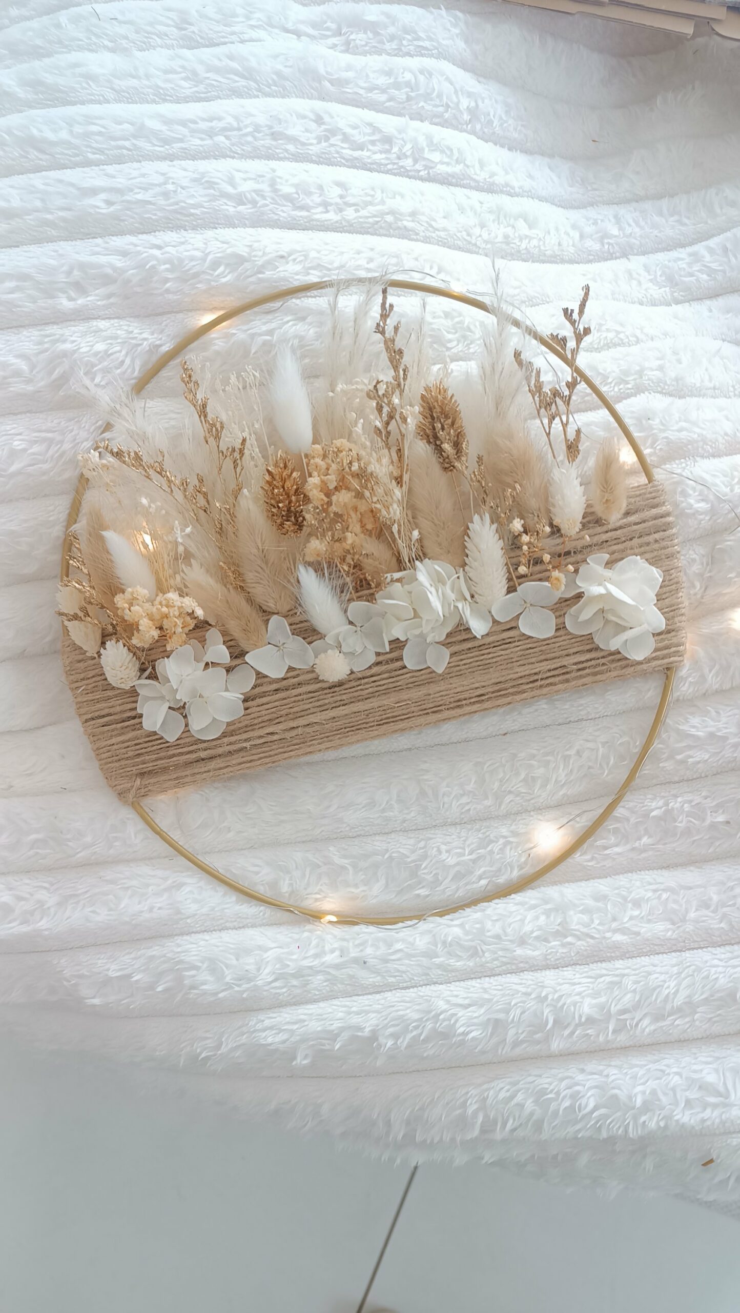 Couronne murale décorative en fleurs séchées blanc et or avec corde – Image 2