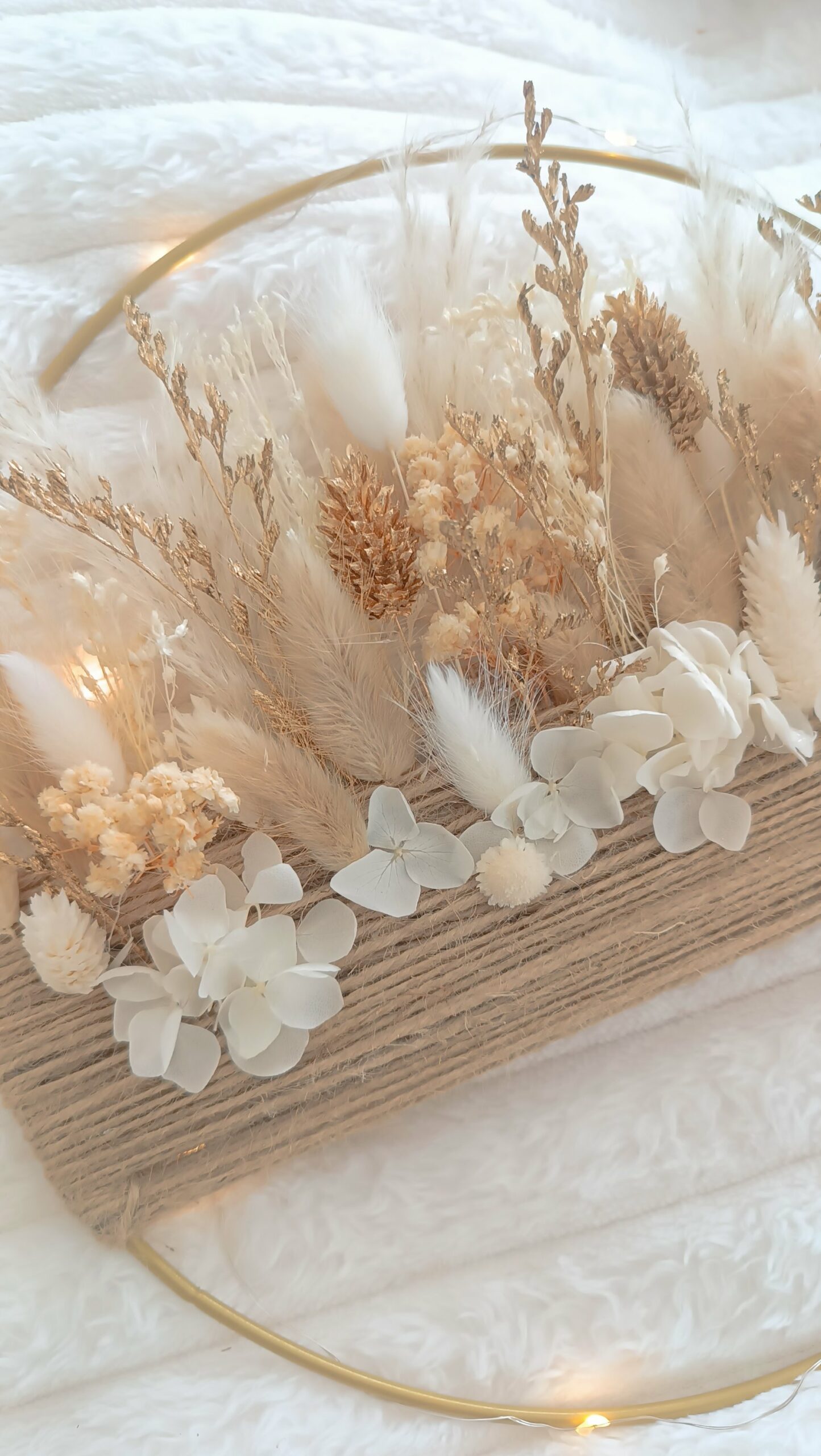 Couronne murale décorative en fleurs séchées blanc et or avec corde – Image 3