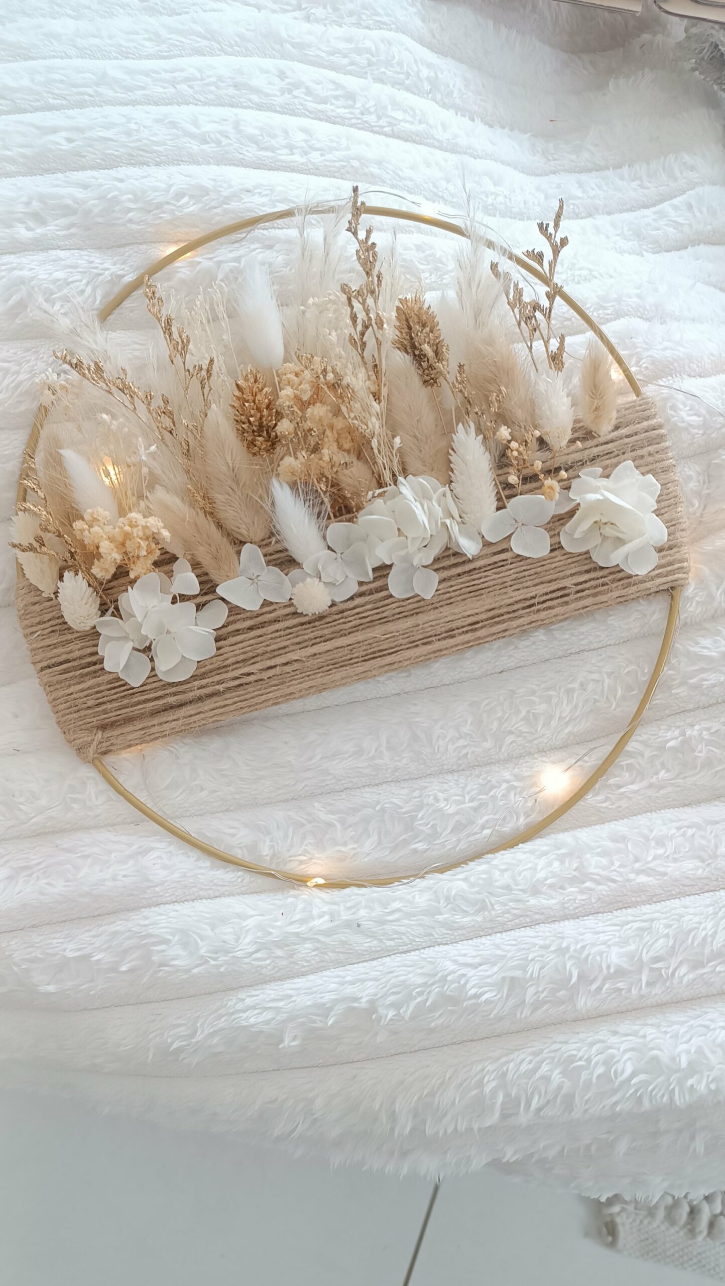 Couronne murale décorative en fleurs séchées blanc et or avec corde – Image 6
