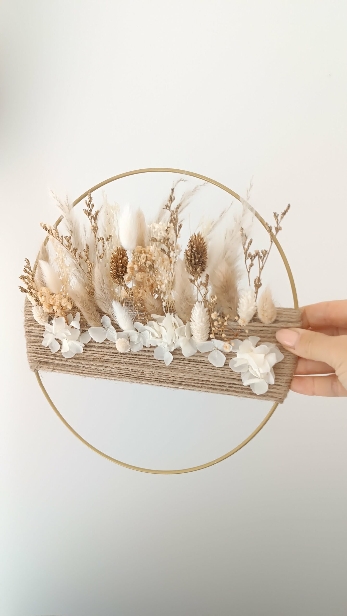 Couronne murale décorative en fleurs séchées blanc et or avec corde – Image 5