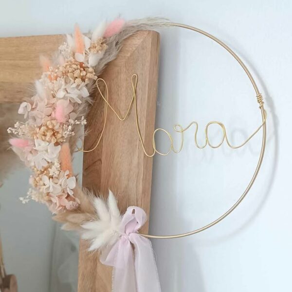 Couronne de fleurs séchées personnalisée avec prénom en fil de fer doré, décoration murale bohème pour chambre de bébé. Cadeau de naissance fait main, idéal pour babyshower, baptême ou Noël. Version lumineuse disponible avec guirlande LED douce. Idéal cadeau de noël pour petite fille ou bébé. Cadeau de naissance personnalisé avec des fleur séchées . Cadeau naissance bébé avec prénom - Décoration pour chambre enfant bohême avec sa lumière douce et tamisée - Couronne en fleur séchées à la main