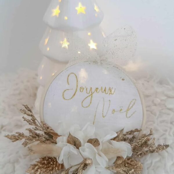 couronne de fleurs séchées avec inscription joyeux noel - ccadeau à offrir pour noel ou pour la bonne année - décoration intérieure pour les périodes festives et de fin d'année - décoration murale blanc et doré pour noel