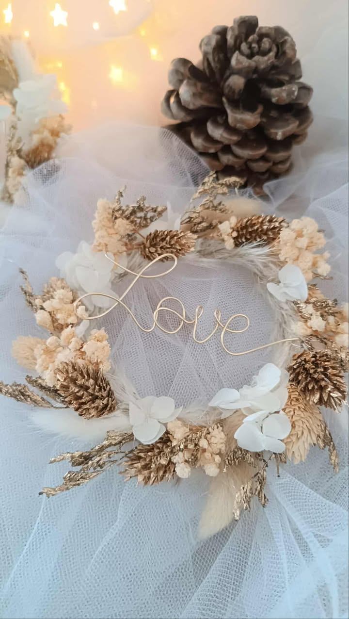 J’aime imaginer vos petites mains accrocher cette boule au sapin, pendant que les lumières se reflètent dans le verre et que la magie de Noël enveloppe la pièce. Pourquoi choisir une boule de Noël en fleurs séchées ? Mes créations portent en elles la chaleur du fait main et le côté unique des fleurs séchées de pampa. Naturelle & authentique : chaque fleur séchée de pampa garde la mémoire de la saison qui l’a vue éclore 100 % artisanale et française : chaque détail est façonné dans mon atelier Un cadeau rempli d’émotion : offrir une boule personnalisée, c’est offrir un souvenir qui traverse le temps Durable & intemporelle : les fleurs séchées gardent leur éclat, année après année Détails de la boule de Noël personnalisée Matière : fleur séchées et stabilisées de pampa Dimension : 10 cm de diamètre Contour : fleurs séchées naturelles pampa Personnalisation : prénom ou mot doux Fabrication : artisanale, faite avec amour dans mon atelier Comment commander votre boule de Noël en fleurs séchées ? 2. Indiquez le prénom ou le mot que je graverai 3. Validez votre commande, et je crée pour vous, à la main, une décoration unique Une création à suspendre, qui transmet une émotion éternelle Chaque boule des Rêves de Louise est une invitation à rêver. Elle n’orne pas seulement un sapin : elle capture un instant, une tendresse, une magie à partager.
