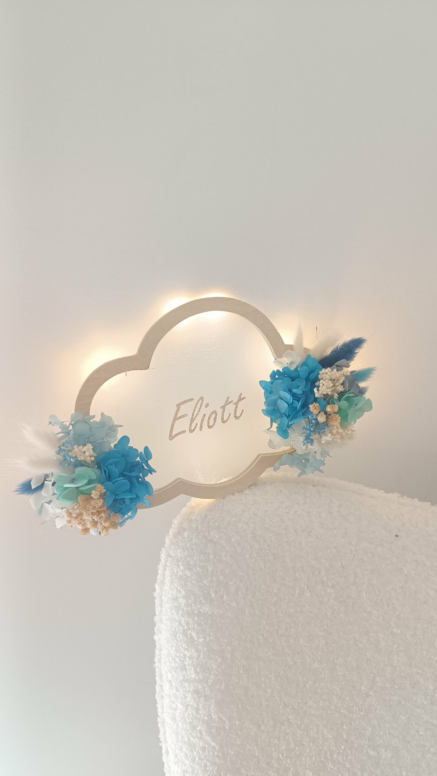 Décoration chambre bébé personnalisée – Nuage en bois avec prénom personnalisé en fleurs séchées – Idée cadeau naissance ou baptême noël – Image 3