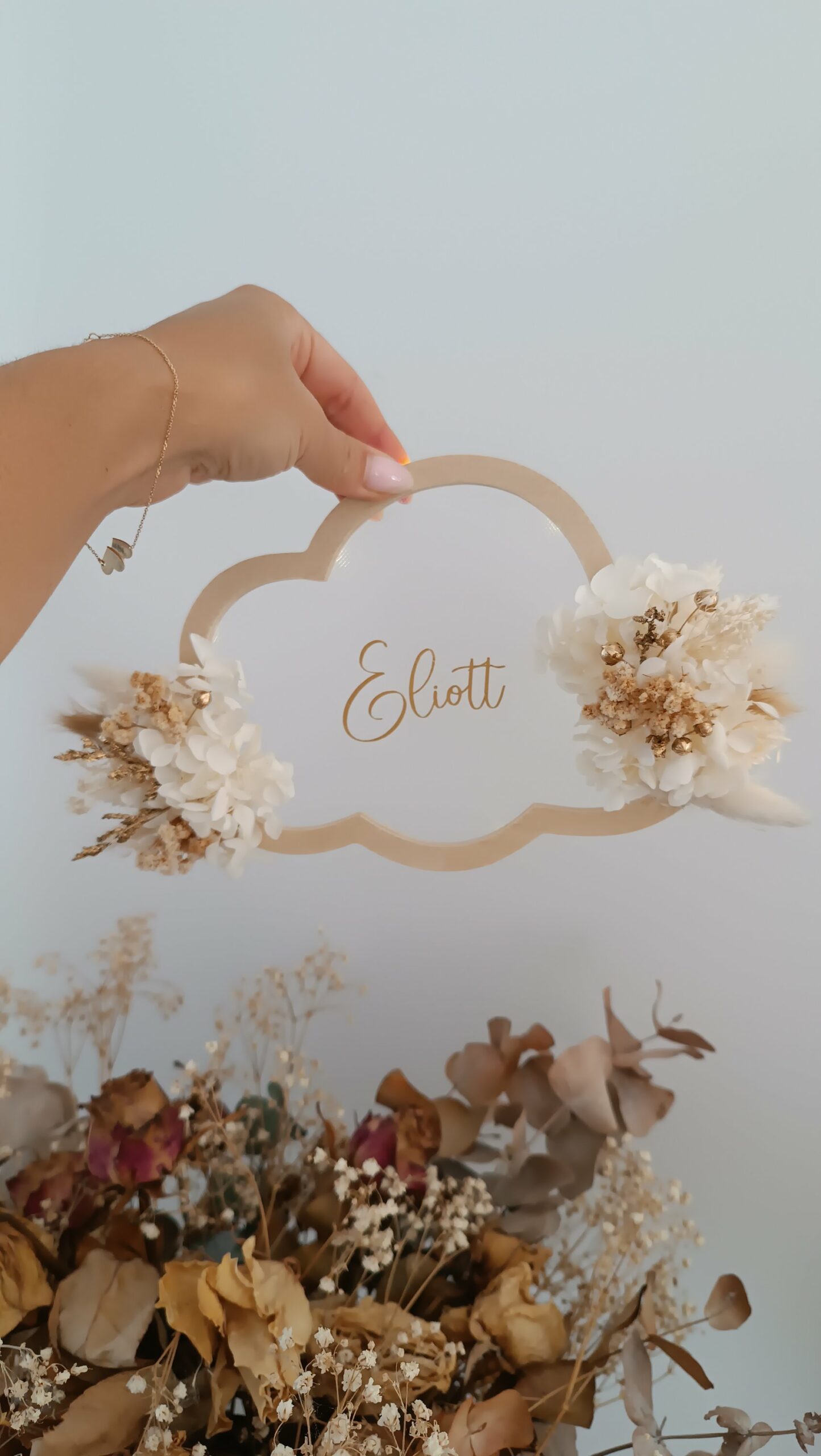 Décoration chambre bébé personnalisée – Nuage en bois avec prénom personnalisé en fleurs séchées – Idée cadeau naissance ou baptême noël – Image 11