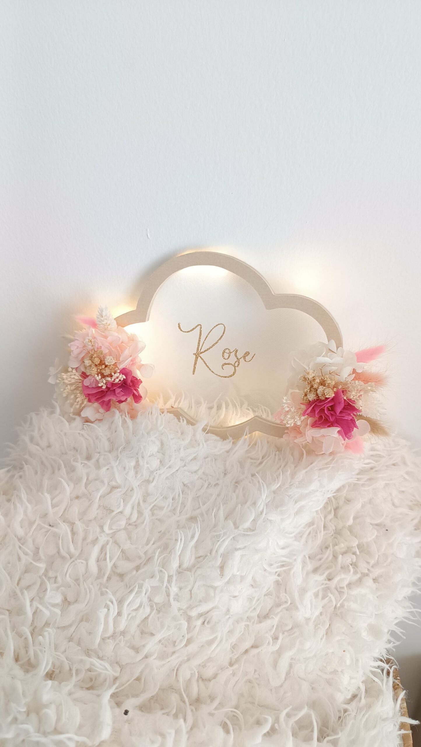Décoration chambre bébé personnalisée – Nuage en bois avec prénom personnalisé en fleurs séchées – Idée cadeau naissance ou baptême noël