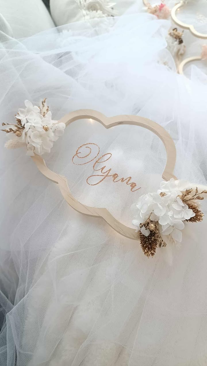 Décoration chambre bébé personnalisée – Nuage en bois avec prénom personnalisé en fleurs séchées – Idée cadeau naissance ou baptême noël – Image 9