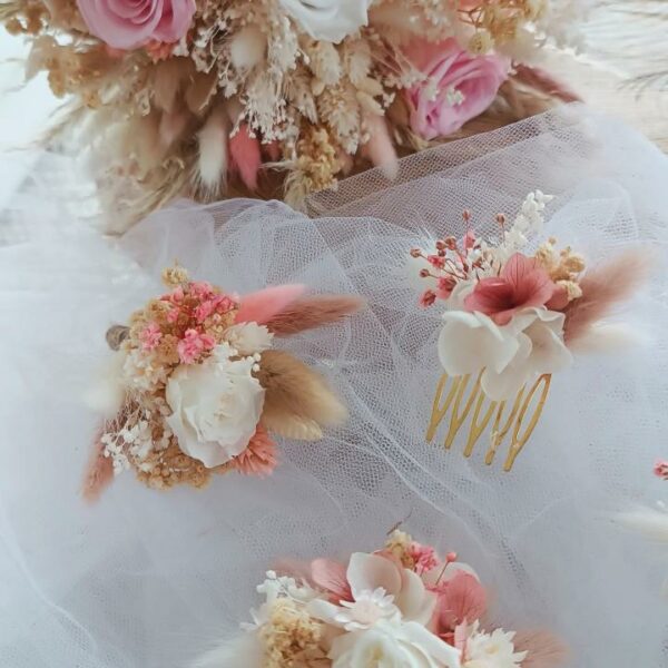 peignes boutonnière et accessoires en fleurs séchées avec rose pour mariage baptême