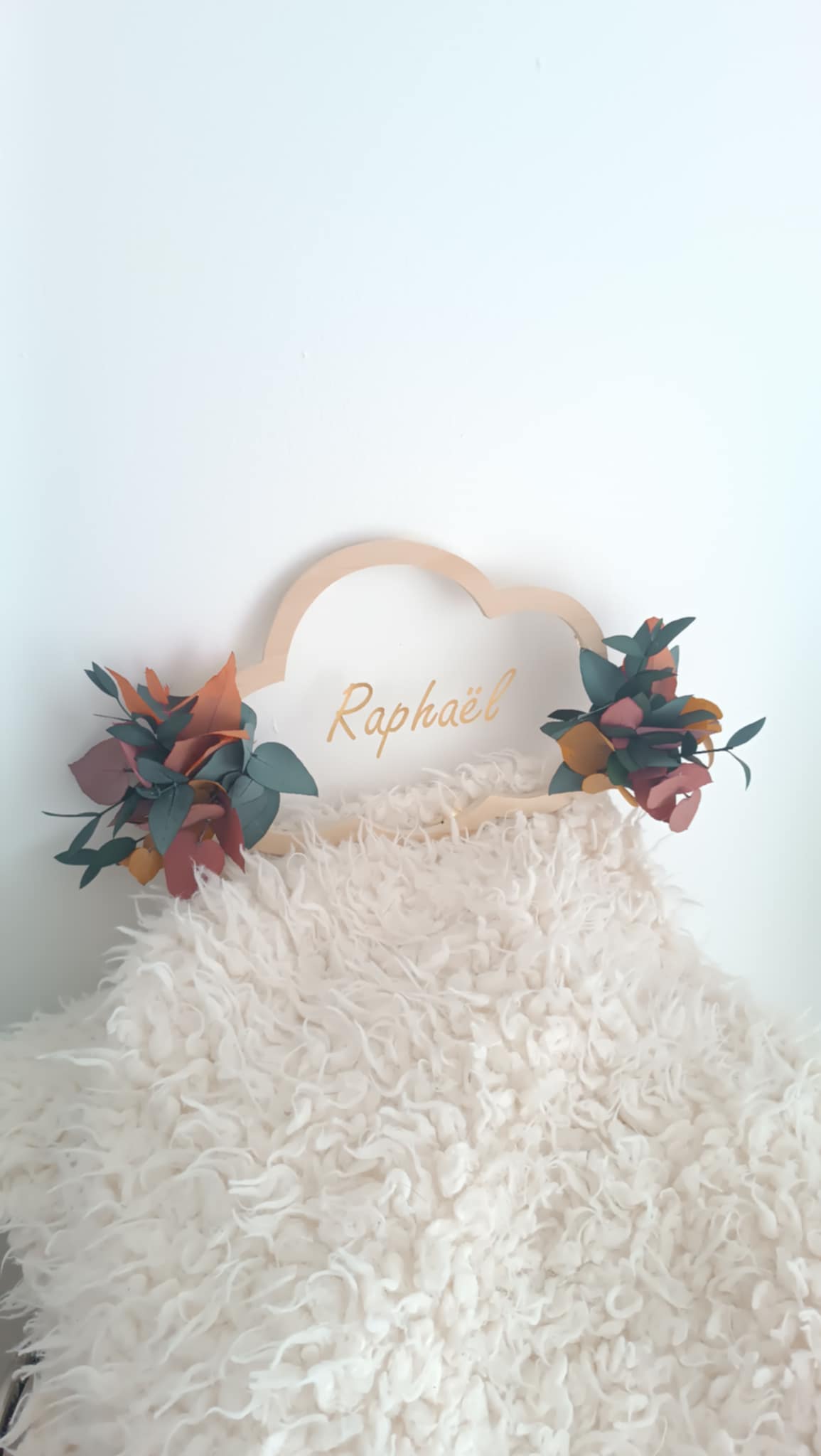 Décoration chambre bébé personnalisée – Nuage en bois avec prénom personnalisé feuilles d'eucalyptus– Idée cadeau naissance ou baptême
